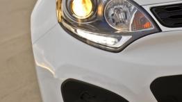 Kia Rio hatchback 2012 - prawy przedni reflektor - włączony