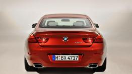 BMW seria 6 Coupe 2012 - tył - reflektory włączone