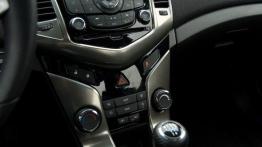 Chevrolet Cruze Sedan 1.8 141KM - galeria redakcyjna 2 - konsola środkowa