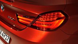 BMW seria 6 Coupe 2012 - prawy tylny reflektor - włączony