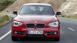BMW 118i 2012 - przód - reflektory włączone