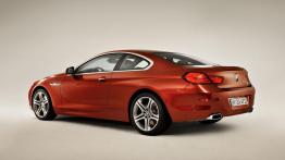 BMW seria 6 Coupe 2012 - tył - reflektory włączone