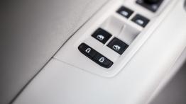 Volkswagen Touran 2.0 TDI 150 KM (wnętrze) - galeria redakcyjna - sterowanie w drzwiach