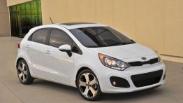 Kia Rio hatchback 2012 - przód - reflektory włączone