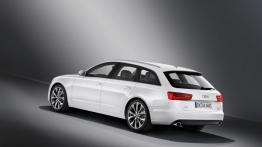 Audi A6 Avant V6 TDI 2012 - tył - reflektory włączone