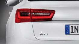 Audi A6 Avant V6 TDI 2012 - lewy tylny reflektor - włączony