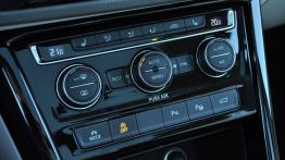 Volkswagen Touran 2.0 TDI 150 KM (wnętrze) - galeria redakcyjna - panel sterowania wentylacją i nawi