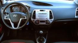 Hyundai i20 - pełny panel przedni