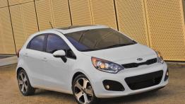 Kia Rio hatchback 2012 - przód - reflektory włączone