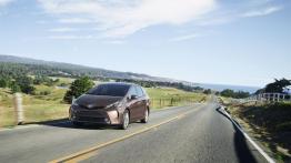 Toyota Prius V Facelifting (2015) - widok z przodu