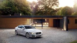 Jaguar XE 2.0T Prestige (2015) - widok z przodu