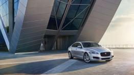 Jaguar XF II 2.5t Prestige (2016) - widok z przodu