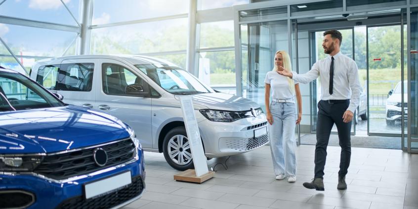 Nowy rekord sprzedaży i spadek cen samochodów w 2026