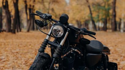 Bezpieczeństwo motocyklisty jesienią – statystyki wypadków i porady 2026