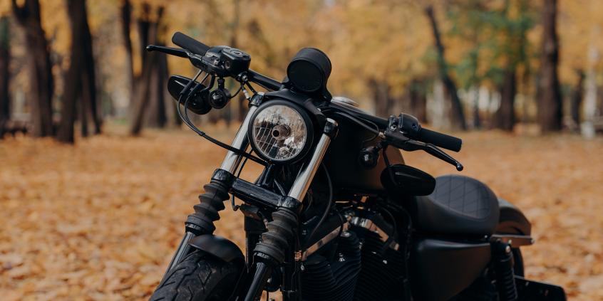 Bezpieczeństwo motocyklisty jesienią – statystyki wypadków i porady 2026