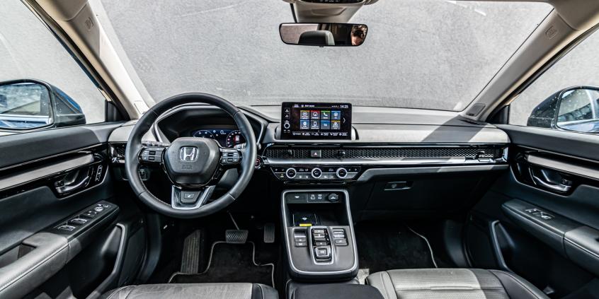 Toyota RAV4 Hybrid vs Honda CR-V e:HEV – japońscy giganci hybryd: multimedia i zawieszenie