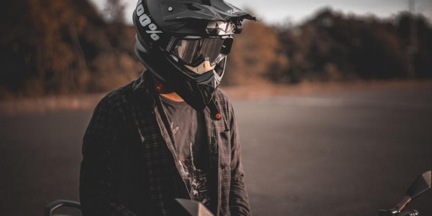 Jak dobrać kask motocyklowy? Rozmiar, normy i homologacja ECE 22.06