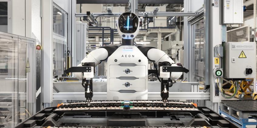 Nowy "pracownik" BMW ma koła zamiast nóg i nie zna zmęczenia. Robot AEON rusza do pracy w zakładzie w Lipsku