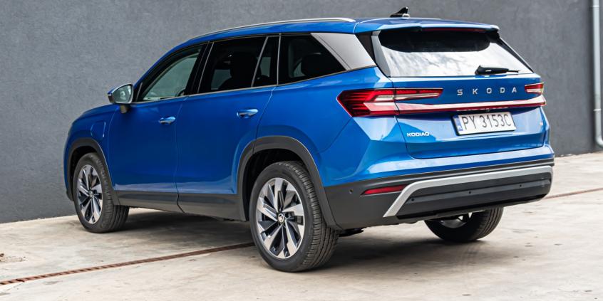 Škoda Kodiaq vs Superb Combi - porównanie funkcjonalności i bagażnika. Jakie przewagi ma SUV, a jakie kombi?