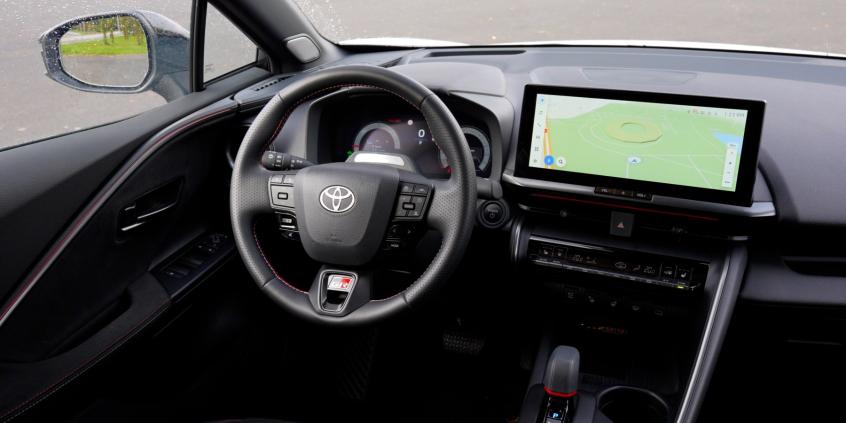 Toyota C-HR 1.8 Hybrid vs Dacia Duster 1.8 Full Hybrid. Porównanie spalania, kosztów i opinii