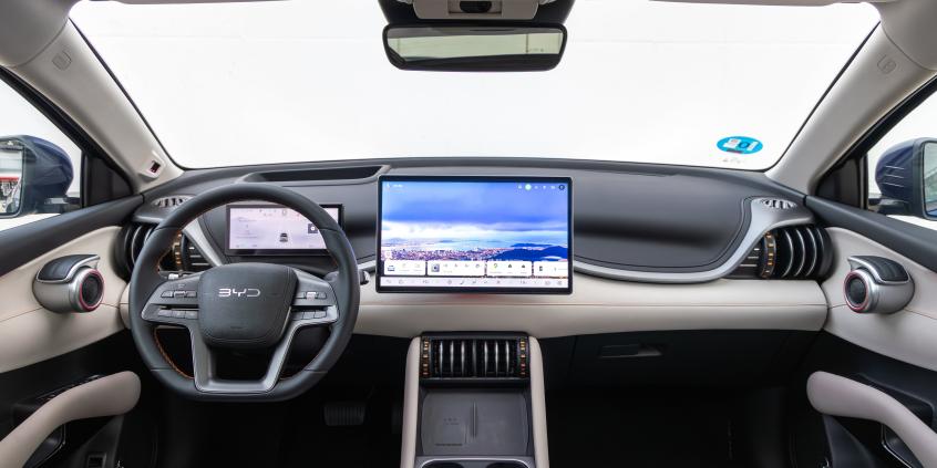 BYD ATTO 3 EVO debiutuje w Polsce. Większa moc, architektura 800V i rodzinna funkcjonalność w jednym