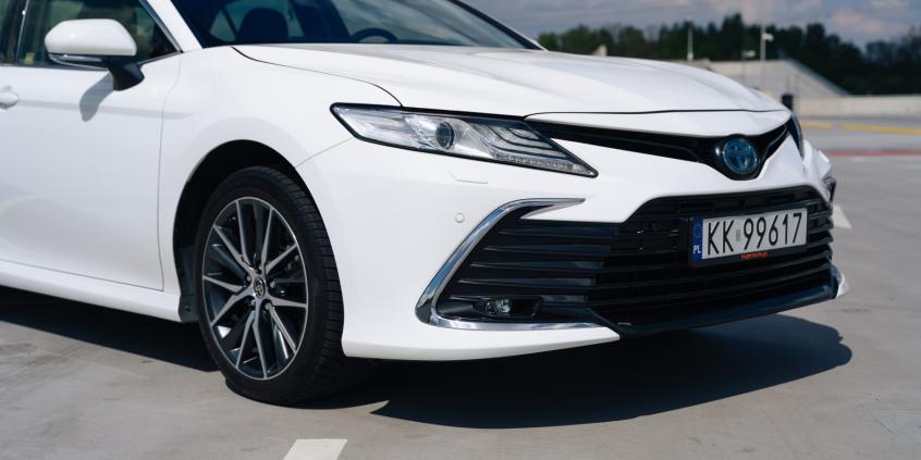 3-letnia Toyota Camry Hybrid Executive w cenie nowego Yarisa. Propozycja dla szukających świętego spokoju
