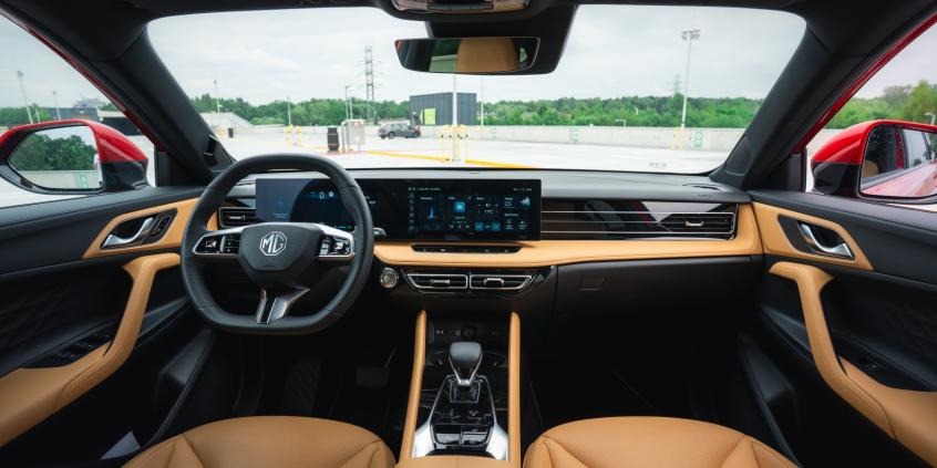 MG HS Hybrid+ vs BYD Seal U DM-i - porównanie oferty, napędu i opinii. Która chińska hybryda lepsza?