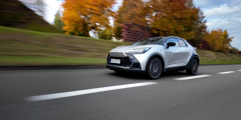 Toyota C-HR 1.8 Hybrid vs Dacia Duster 1.8 Full Hybrid. Porównanie spalania, kosztów i opinii