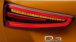 Audi Q3 - lewy tylny reflektor - włączony