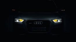 Audi Q3 - przód - reflektory włączone