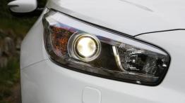 Kia ceed II GT (2013) - prawy przedni reflektor - włączony
