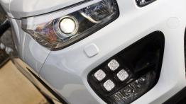 Kia ceed II GT (2013) - prawy przedni reflektor - włączony