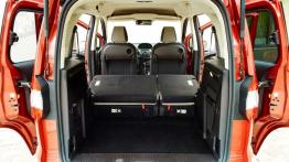 Ford Tourneo Courier (2013) - tylna kanapa złożona, widok z bagażnika