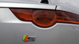 Jaguar F-Type V6S Rhodium Silver - prawy tylny reflektor - wyłączony