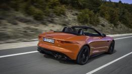 Jaguar F-Type V8S Firesand - widok z tyłu