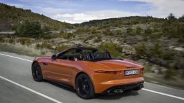 Jaguar F-Type V8S Firesand - widok z tyłu