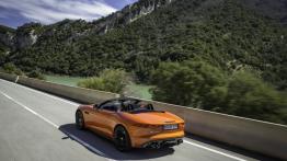 Jaguar F-Type V8S Firesand - widok z tyłu