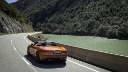 Jaguar F-Type V8S Firesand - widok z tyłu