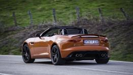 Jaguar F-Type V8S Firesand - widok z tyłu