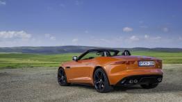 Jaguar F-Type V8S Firesand - widok z tyłu