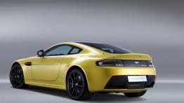 Aston Martin V12 Vantage S (2013) - tył - reflektory wyłączone