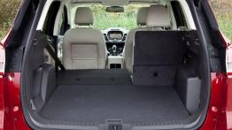 Ford Escape 2013 - tylna kanapa złożona, widok z bagażnika