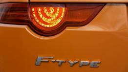 Jaguar F-Type V8S Firesand - lewy tylny reflektor - włączony