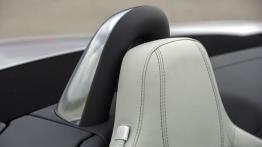 Jaguar F-Type V6S Rhodium Silver - zagłówek na fotelu pasażera, widok z przodu