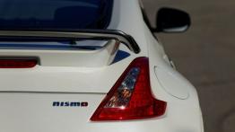 Nissan 370Z Nismo 2013 - prawy tylny reflektor - wyłączony
