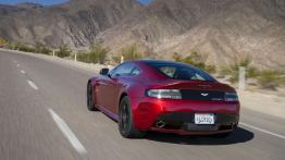 Aston Martin V12 Vantage S (2013) - widok z tyłu