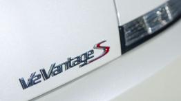 Aston Martin V12 Vantage S (2013) - emblemat