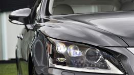Lexus LS 600hL (2013) - prawy przedni reflektor - włączony