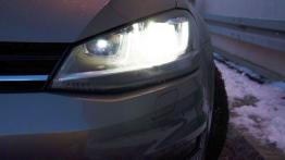 Volkswagen Golf VII Variant TDI - galeria redakcyjna (3) - lewy przedni reflektor - włączony