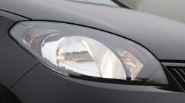 Skoda Citigo Hatchback 5d 1.0 75KM - galeria redakcyjna - prawy przedni reflektor - włączony